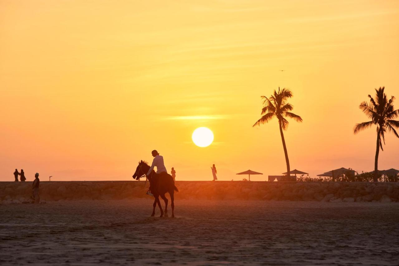 Fanar Hotel & Residences Salalah Esterno foto Sunset at Jumeirah Beach