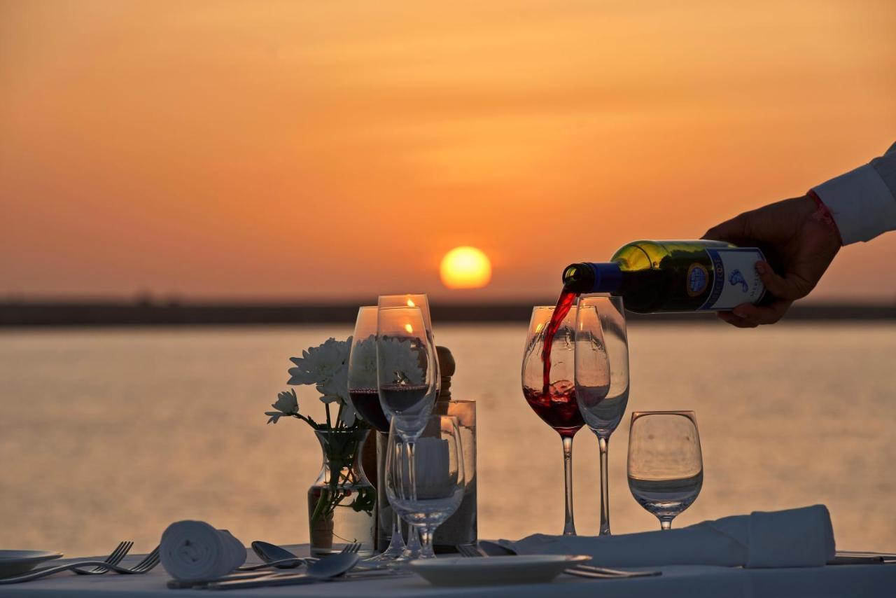 Fanar Hotel & Residences Salalah Esterno foto Sunset dinner at the beach