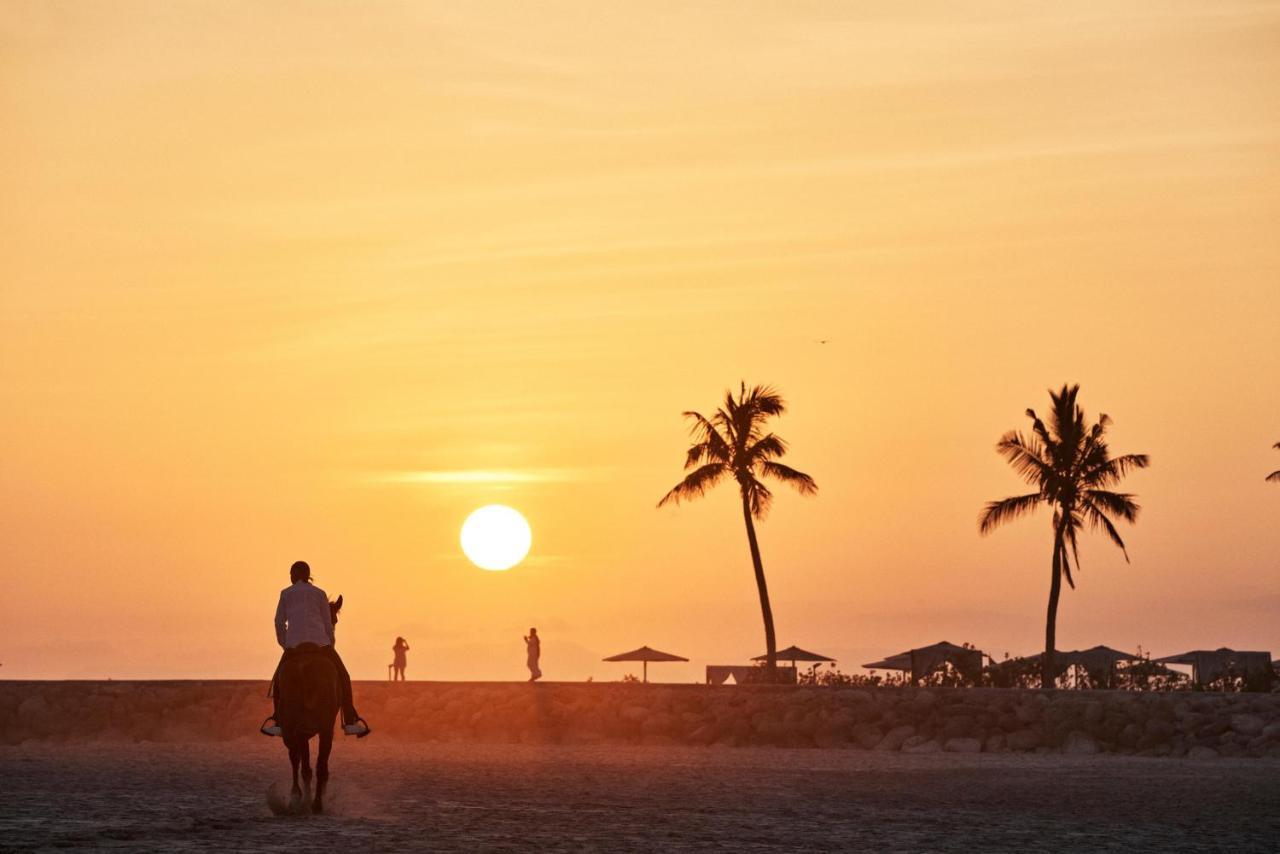 Fanar Hotel & Residences Salalah Esterno foto Sunset at Jumeirah Beach