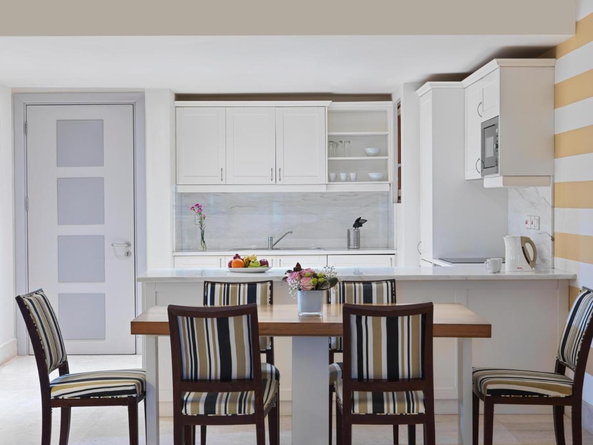 Fanar Hotel & Residences Salalah Esterno foto A modern kitchen