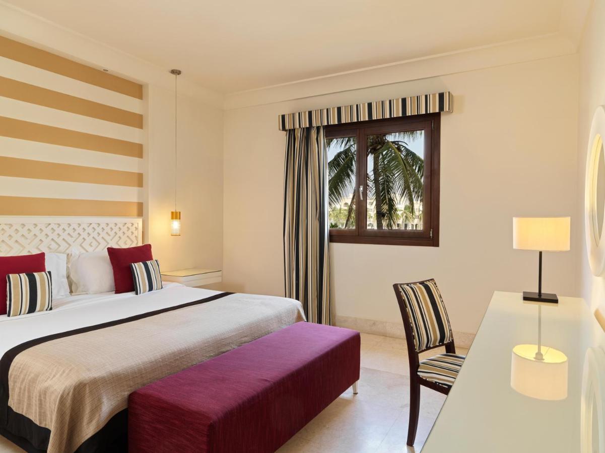 Fanar Hotel & Residences Salalah Esterno foto A bedroom at the hotel
