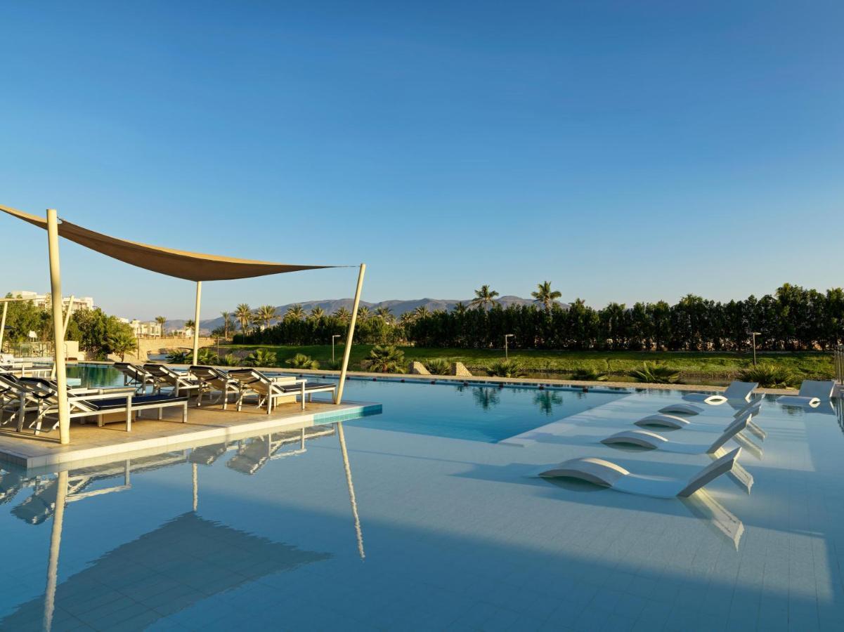 Fanar Hotel & Residences Salalah Esterno foto The swimming pool at the hotel