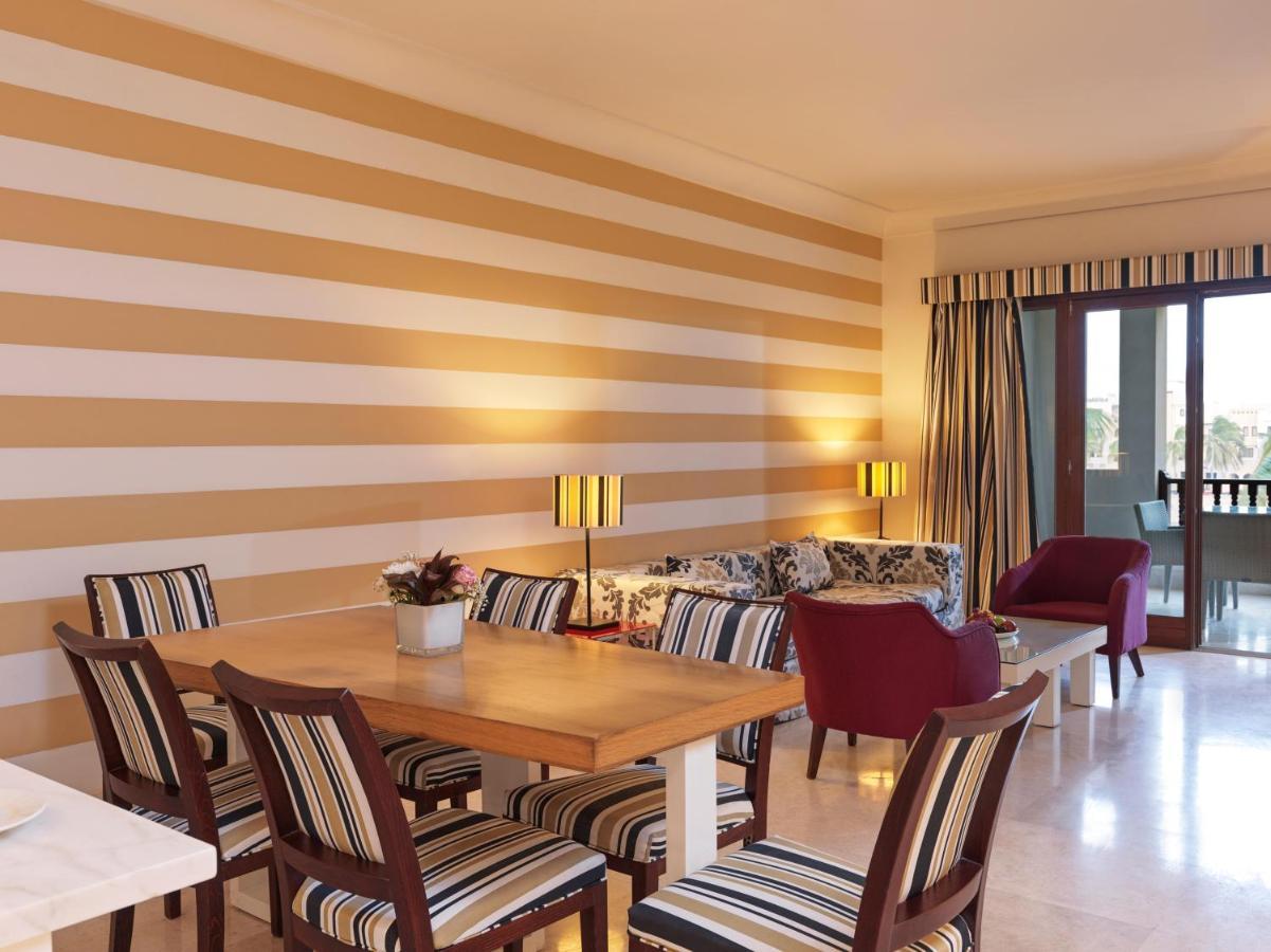 Fanar Hotel & Residences Salalah Esterno foto A suite at the hotel