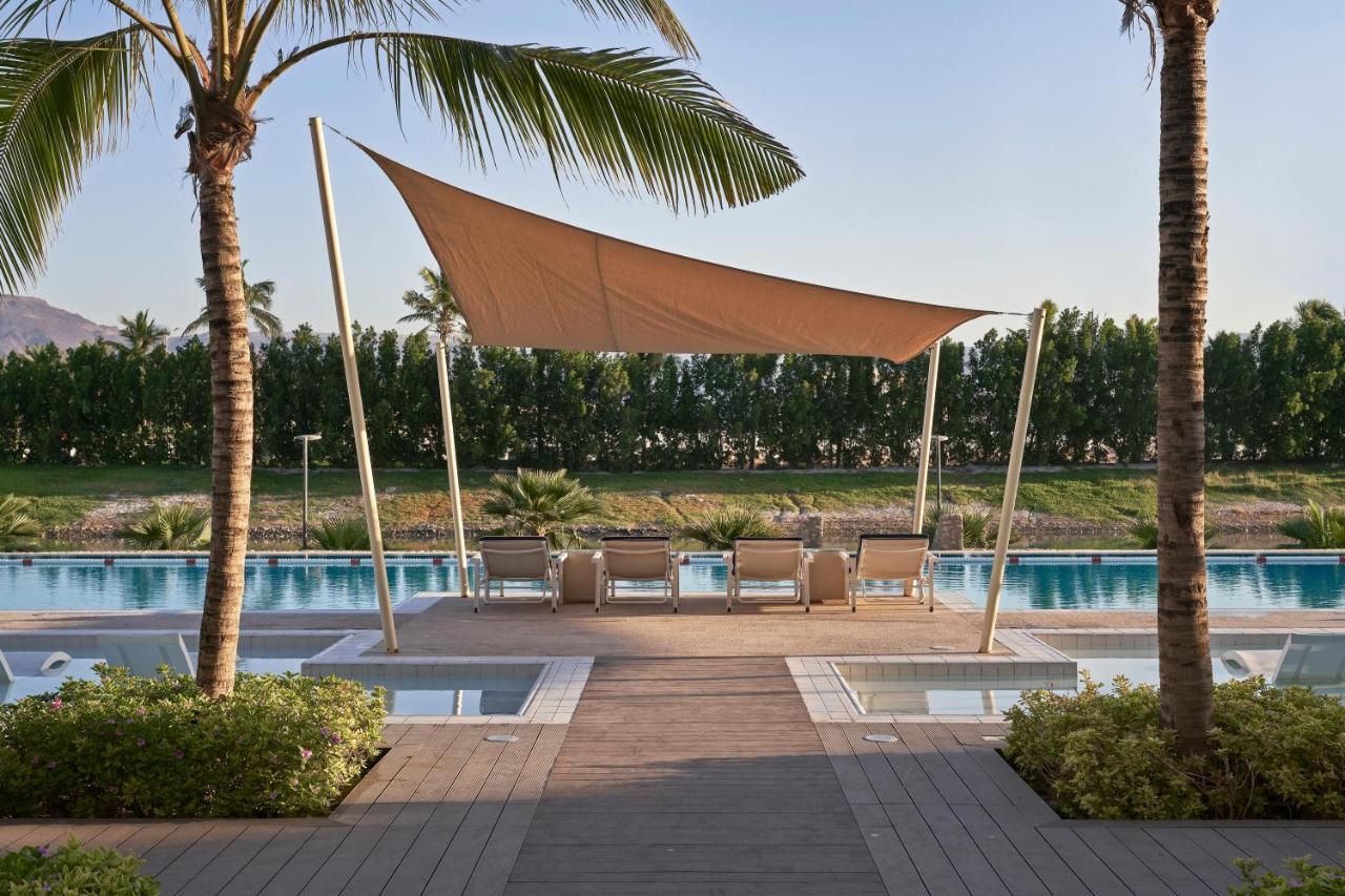 Fanar Hotel & Residences Salalah Esterno foto The swimming pool at the Four Seasons Hotel, The Palm, Dubai