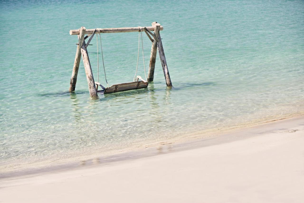 Fanar Hotel & Residences Salalah Esterno foto Swing at the beach