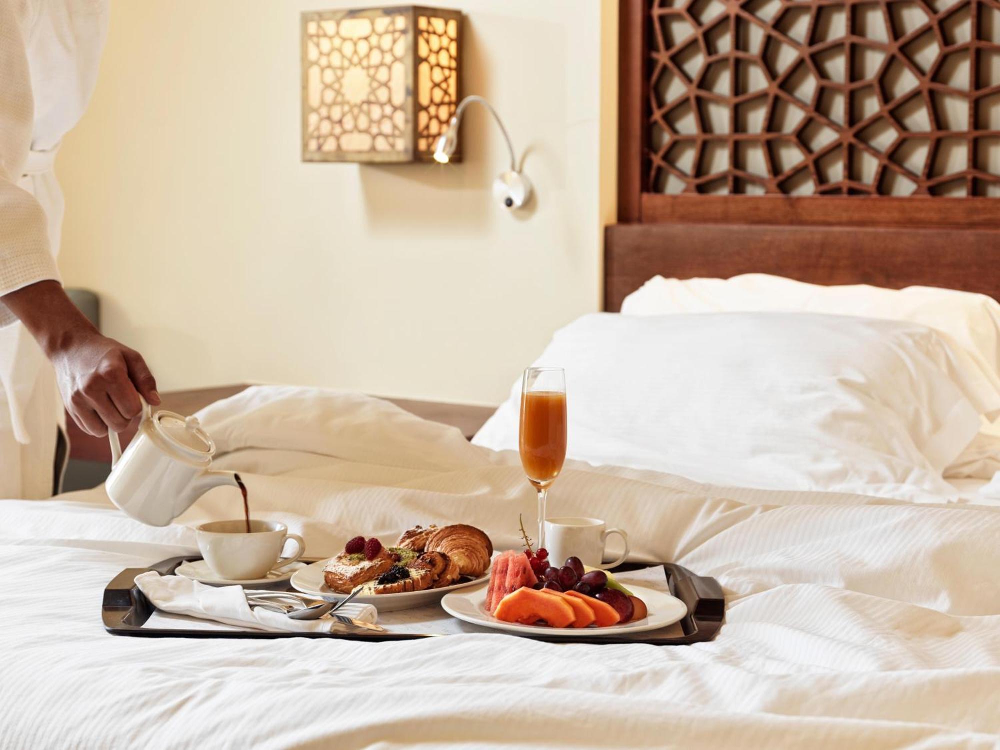 Fanar Hotel & Residences Salalah Esterno foto Room service