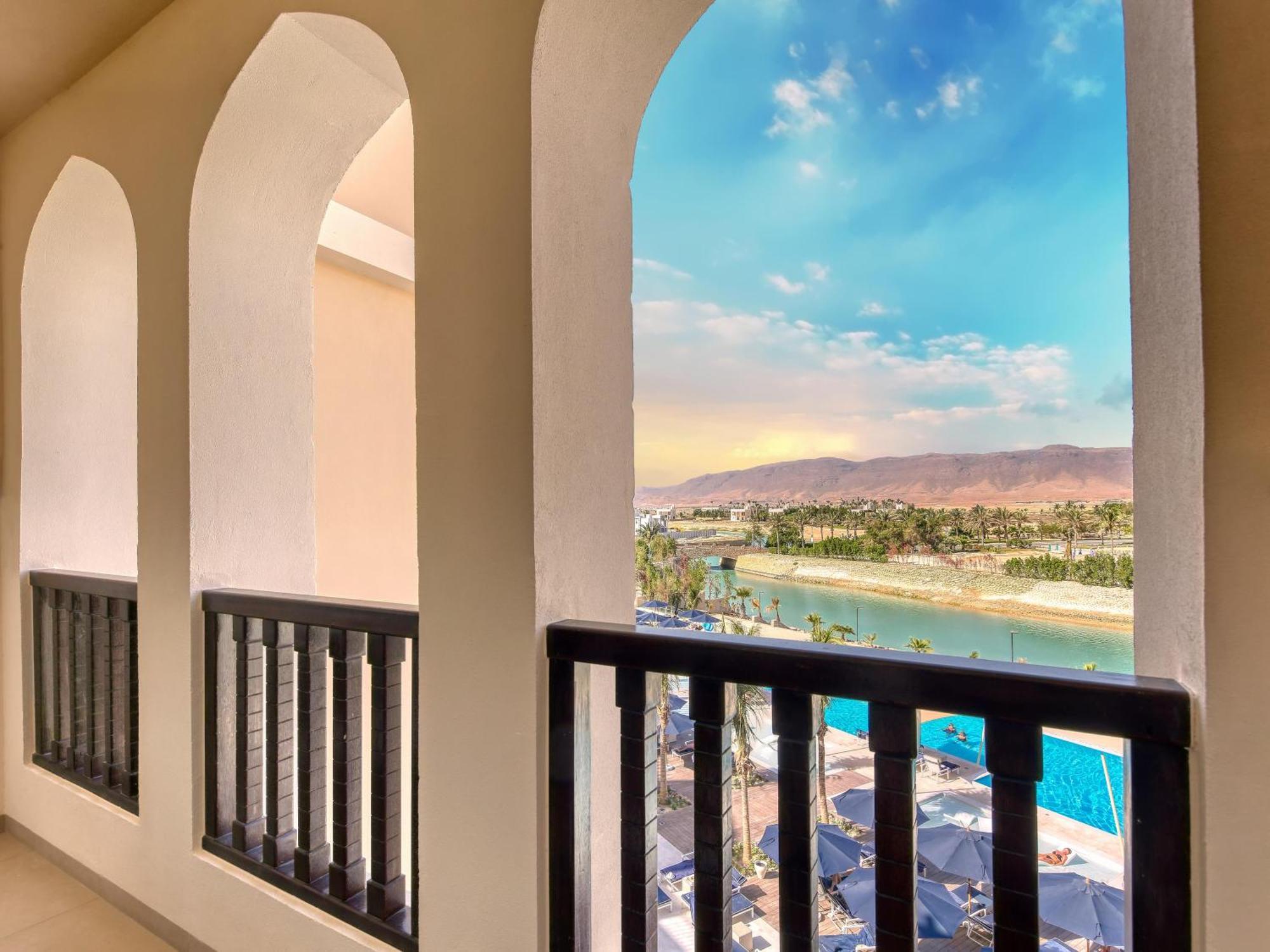 Fanar Hotel & Residences Salalah Esterno foto View from the balcony of a suite at the Hilton Palm Springs