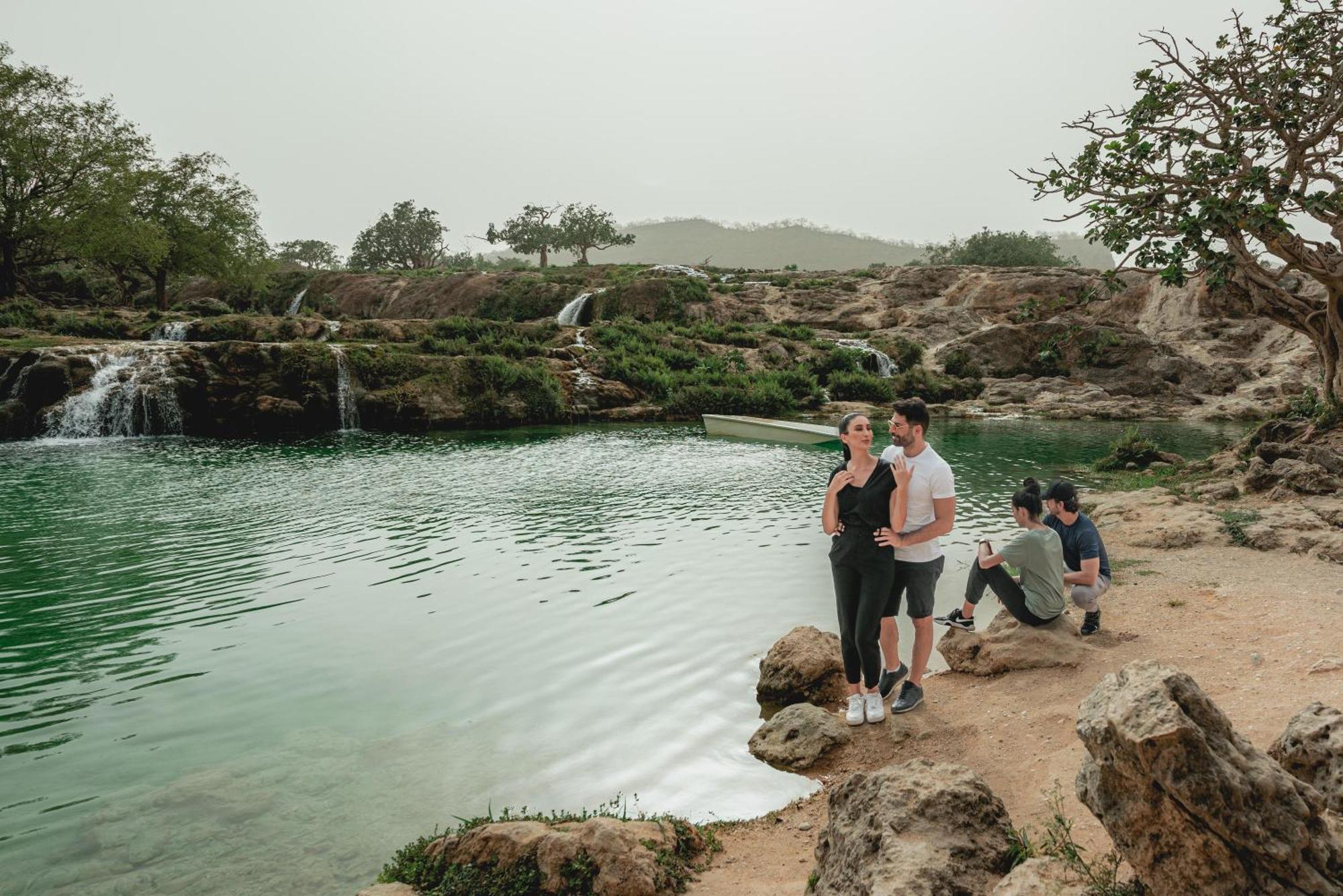 Fanar Hotel & Residences Salalah Esterno foto Tourists at the Al-Qaraa waterfall